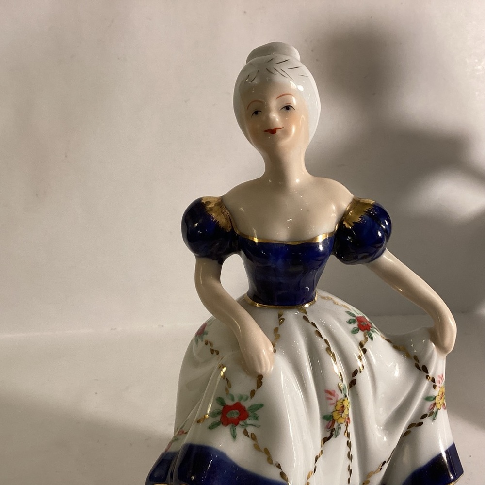 Vintage pair of porcelain Victorian lady figurines,blue and white - Picture 8 of 9